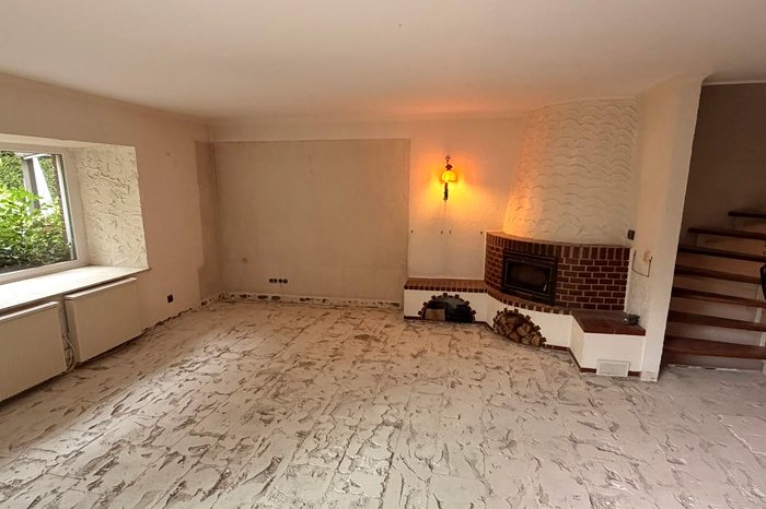 Wohnzimmer nach dem Rückbau, Bodenfliesen entfernt, Kleberbett liegt frei