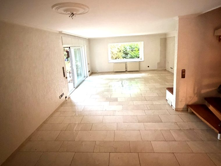 Wohnzimmer zur Terrasse vor dem Rückbau, Fliesenboden im Originalzustand