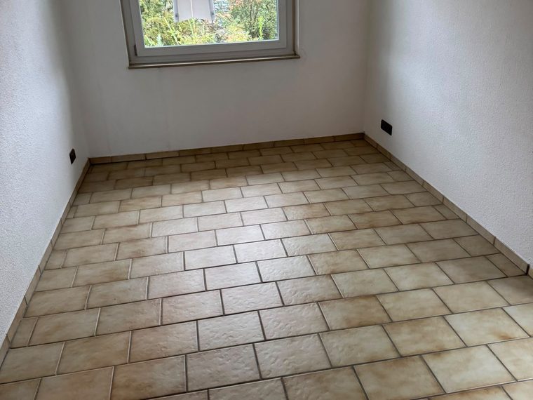 Kleines Zimmer vor dem Rückbau, Fliesenboden im Originalzustand