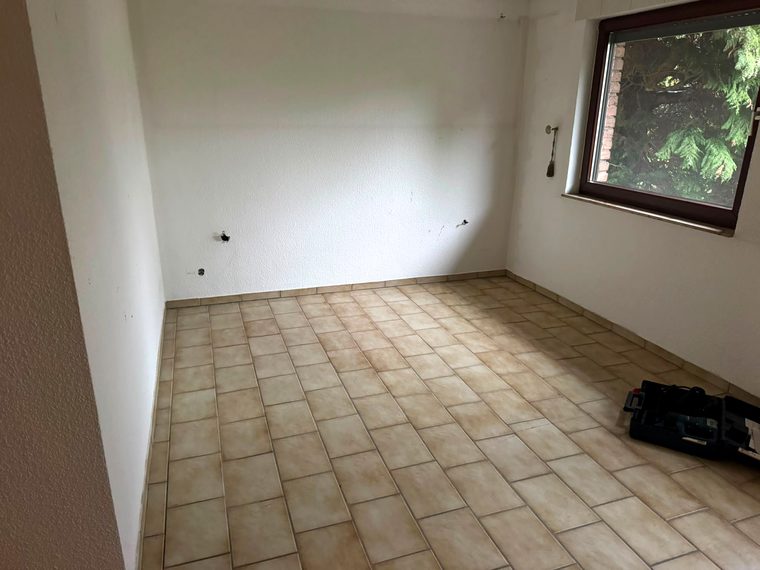 Zimmer im Erdgeschoss vor dem Rückbau, Fliesenboden im Originalzustand