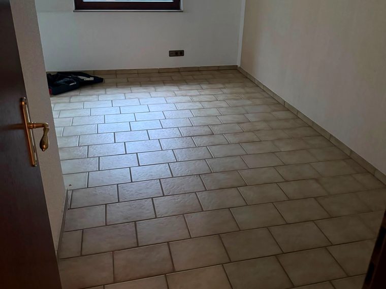 Zimmer zur Straße vor dem Rückbau, Fliesenboden im Originalzustand